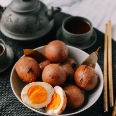 Trứng ngâm tương thảo mộc với cách làm đơn giản và dễ dàng sẽ cho bạn một món trứng ngon ngon, đậm đà gia vị và thơm lừng hương thảo mộc đấy. Nhanh tay lưu lại ngay công thức và làm để dành ăn nhé.