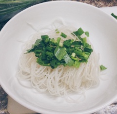 Lấy một vắt hủ tiếu ra tô, cho hành lá, ngò gai lên trên sau đó chan bò kho vào. Có thể ngắt vài lá húng quế và ngò gai vào ăn chung. Ăn kèm với các loại rau sống tùy thích nha.