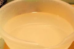Vôi bột hòa với nước lạnh, để khoảng 15 phút. Lọc lấy phần nước vôi trong, đổ phần cát bẩn. Gừng gọt vỏ, giã nhuyễn.