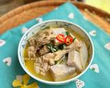 Múc canh ra tô rắc ngò gai, rau om, hành lá.