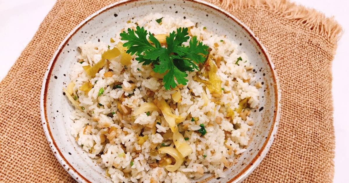 Cơm chiên dưa cải chua và nấm