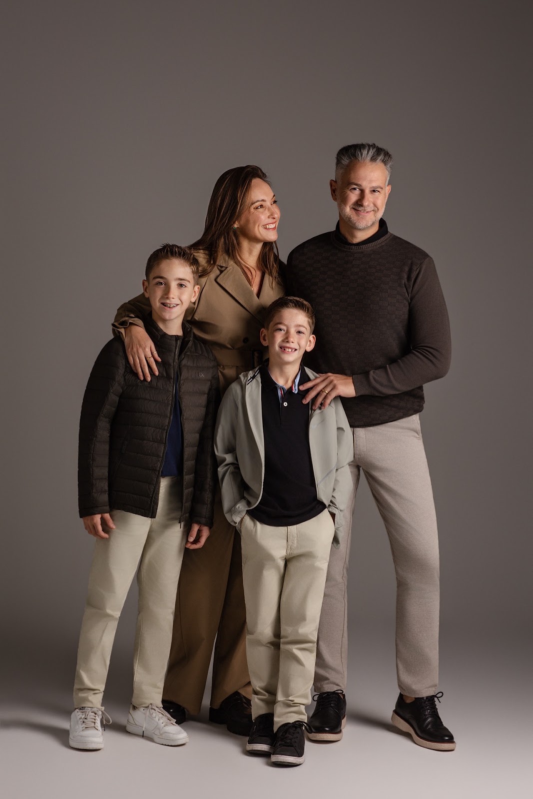 Fam�lia em p� no est�dio em campanha de moda Dia dos Pais da JCanedo.