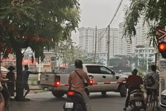 Hà Nội: Thót tim cảnh xe bán tải mắc kẹt khi cố vượt rào chắn tàu hỏa - Báo Tiền Phong