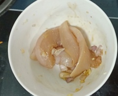 Thịt gà cắt làm miếng dài rồi ướp với một ít tỏi bằm và nước tương. Ướp khoảng 10 phút thì cho gà vào áp chảo cho gà chín.