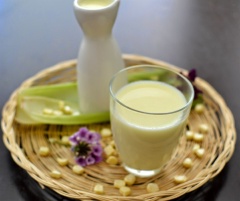Sữa bắp uống lạnh hay nóng đều ngon cả! Vào những ngày đông, bạn có thể uống sữa nóng, chỉ một tách nhỏ là thấy ấm ngay! Mùa hè thì thêm vài viên đá lạnh là mát cả người.