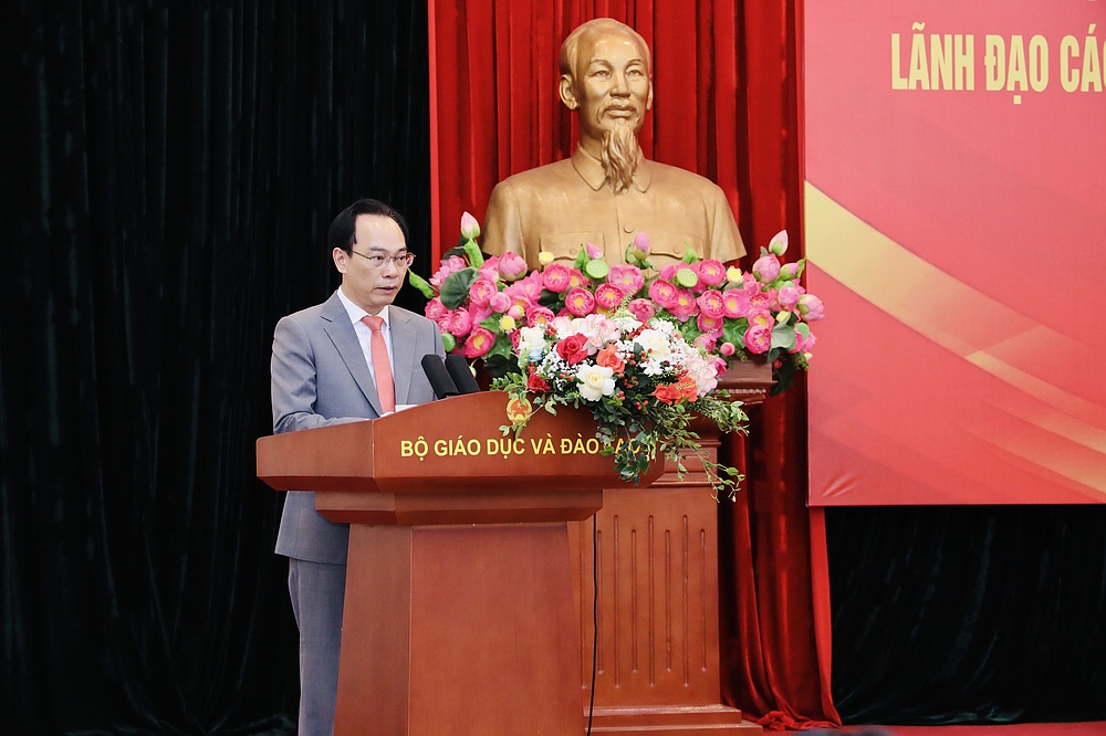 Bộ trưởng Bộ Giáo dục và Đào tạo trao quyết định bổ nhiệm Hiệu trưởng và Phó Hiệu trưởng Trường Đại học Tây Bắc
