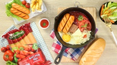 Không chỉ thơm ngon nức mũi mà cách trình bày đẹp mắt của bánh mì chảo càng khiến người ta ngay lập tức muốn thưởng thức. Cách làm bánh mì chảo đơn giản, chỉ cần vài bước làm bạn sẽ có ngay món ăn sáng ngon như ngoài hàng. Từng miếng bánh mì thơm giòn, hòa quyện cùng xúc xích, trứng, pa tê và nước sốt sánh mịn sẽ cho bạn món ăn dinh dưỡng và hấp dẫn. Nếu đã trót mê đắm với món ăn này, bạn hãy tự vào bếp chế biến món ăn này chiêu đãi cả nhà nhé!