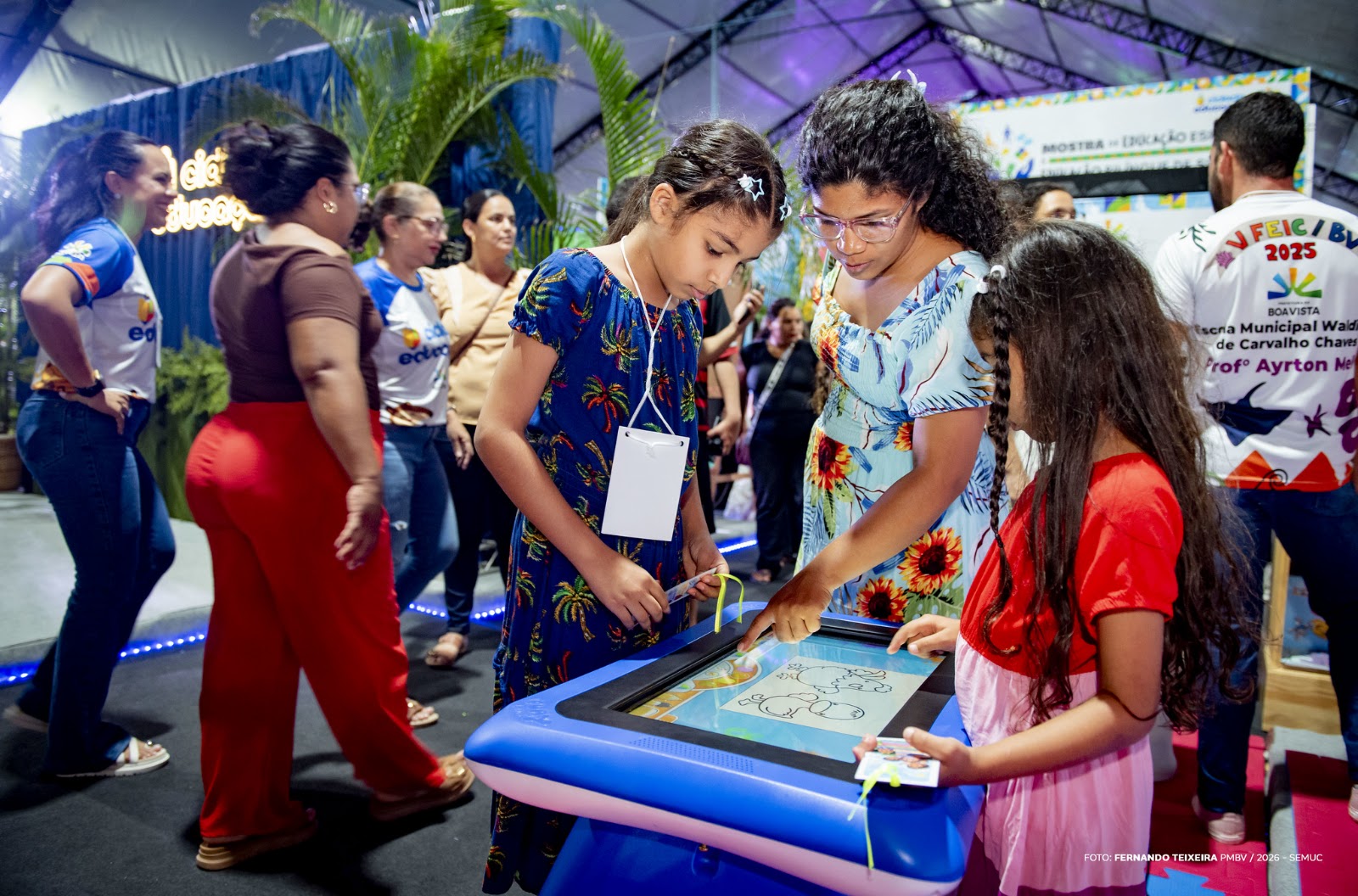 Alunos demonstram uso de tecnologia educacional na mostra do Cidade Educação