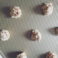 Sau đó, cho yến mạch vào và trộn lên. Cuối cùng bạn cho chocolate chip vào và trộn thêm lần cuối là được. Dùng muỗng múc thành từng viên tròn và đặt lên khay nướng, nhớ chừa khoảng cách giữa các bánh để tạo khoảng trống cho bánh nở. Đặt bánh vào lò nướng từ 13 - 15 phút là bánh chín giòn. Lấy bánh ra, đợi nguội là có thể ăn rồi đó.