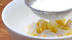 Cho 1 lòng trắng trứng, 65gr đường bột và 1 muỗng cà phê vani vào trộn cùng 113gr bơ lạc đến khi hỗn hợp hòa quyện. Các bạn chọn bơ càng ngon thì bánh càng thơm, chất lượng bơ sẽ quyết định chất lượng mùi vị bánh.