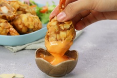 Trình bày món ăn ra dĩa, chấm với nước sốt tương ớt và mayonnaise. Cắt một phát giòn tan trong miệng. có thể cảm nhận được mùi thơm, ngọt của tôm và giò sống, lớp ngoài giòn rụm từ bột chiên giòn đa dụng Vedan và bùi béo của hạnh nhân, thật là ngon khó cưỡng!