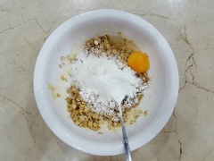 Rây bột mì, đập trứng gà vào cùng, trộn đều thành một hỗn hợp đồng nhất.