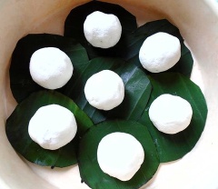 Bắc nồi nước lên bếp, đun sôi. Lá chuối cắt thành các miếng tròn nhỏ để đựng bánh. Thoa một ít dầu ăn lên các lá chuôi để chống dính. Sau đó đặt bánh lên lá, xếp bánh vào xửng hấp đến khi bánh chín hẳn.