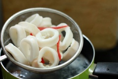 Cho vào nồi nước sôi, thêm 1 muỗng cà phê muối, cho mực trên vào chần rồi vớt ra, để ráo.