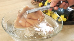 Tai heo làm sạch. Bắc 1 nồi nước, cho vào 15gr sả cắt khúc, 15gr gừng thái lát, 15ml rượu trắng, đun nước ấm lên thì cho tai heo vào luộc chín. Sau đó gắp tai heo ra tô nước đá lạnh có vắt vào 15ml nước cốt chanh 15 phút để tai heo được trắng giòn. Vớt tai heo ra để ráo nước rồi đem thái lát mỏng.