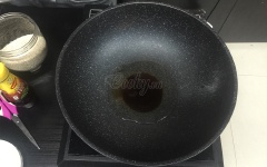 Đặt nồi lên bếp, đun sôi 60ml nước lọc thì cho 2 muỗng canh dầu hào vào, khuấy đều. Thêm vào 1 muỗng cà phê bột năng, 2 muỗng cà phê giấm táo, 1 muỗng cà phê đường và 1/2 muỗng cà phê hạt nêm, khuấy đều. Khi hỗn hợp sánh lại thì tắt bếp, cho 1/2 muỗng canh rượu trắng vào khuấy đều lên.