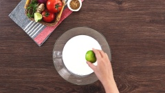 Để miếng gà rán ngon thì lớp vỏ ngoài phải giòn còn bên trong vẫn giữ được độ ẩm. Có một cách đơn giản, đó chính là ướp gà trong sữa bơ (hay còn gọi là buttermilk). Bạn vắt khoảng 20ml nước cốt chanh vào 300ml sữa tươi không đường, khuấy đều rồi để yên trong 10 phút. Khi đó, axit chua trong chanh sẽ chuyển sữa thành sữa bơ