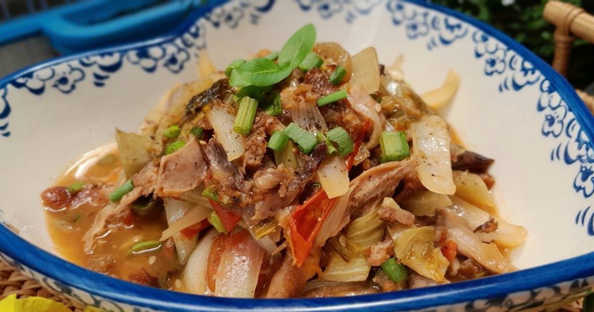Dưa chua xào gà và rau củ