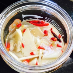 Trộn đều măng với 50g muối trong tô, để khoảng 15 phút. Cuối cùng, cho tỏi cắt mỏng, 2 trái ớt cắt nhỏ, 6 trái ớt để nguyên, 300ml nước sôi nguội vào, đậy kín nắp, để khoảng 1 tuần ngày là có thể dùng được.