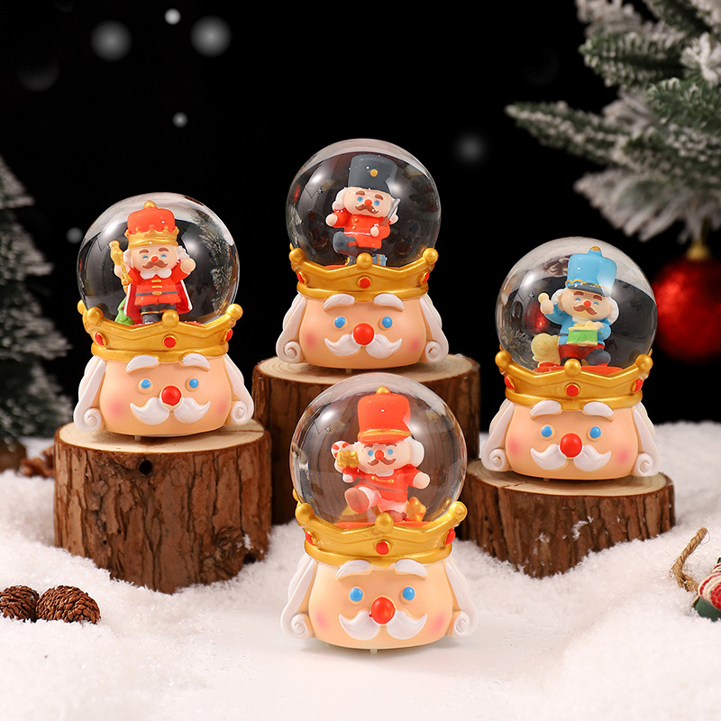 Dekorative Weihnachtskugel mit Licht und Schneeeffekt