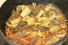 Vặn lửa lớn để nước kho cá sôi lên rồi vặn lửa nhỏ trở lại, kho liu riu. Kho đến khi nước kho gần cạn thì tắt bếp.