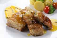 Khi ăn rưới nước sốt lên cá và thưởng thức thôi. Nước sốt chanh dây chua ngọt rưới lên từng miếng phi lê cá vàng giòn đảm bảo sẽ bắt cơm lắm đấy. Cá sốt chanh dây có thể ăn kèm với cơm trắng, hoặc ăn với các loại rau củ xào như một kiểu ăn Lowcarb đều được.