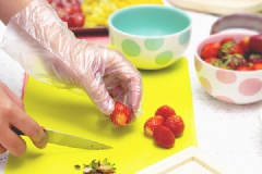 Nho rửa sạch, cắt đôi, bỏ hạt. Dâu tây bỏ cuốn, rửa sạch, cắt nhỏ vừa ăn.