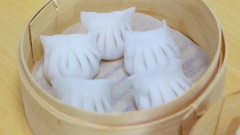 Múc nhân há cảo vào giữa miếng bột, gói bột lại tạo thành hình cho há cảo. Xếp há cảo vào xửng hấp có lót sẵn miếng chống dính bên dưới, đem hấp 5-7 phút cho há cảo chín.