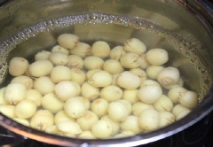 Đậu đỏ rửa sạch, ngâm khoảng 1 tiếng đồng hồ. Hạt sen bỏ tim, rửa sạch.