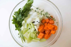 Các loại rau củ làm sạch, thái nhỏ, cho rau củ, tiêu, sốt cà chua, lá nguyệt quế, lá thyme vào nồi hải sản và đun tiếp trong 30 phút, không vặn lửa to, tiếp tục nấu như thế. Khi nổi bọt thì bạn hớt hết bọt nhé, sau đó nêm muối, khuấy đều và tắt lửa. Vớt vỏ hải sản và rau củ ra trước.
