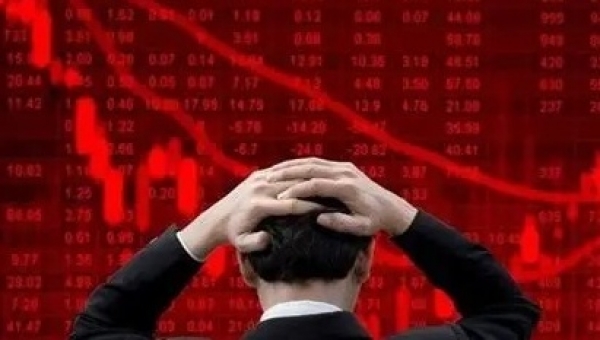 VN Index lao dốc mạnh, chạm đáy 4 tháng do áp lực bán tháo ồ ạt