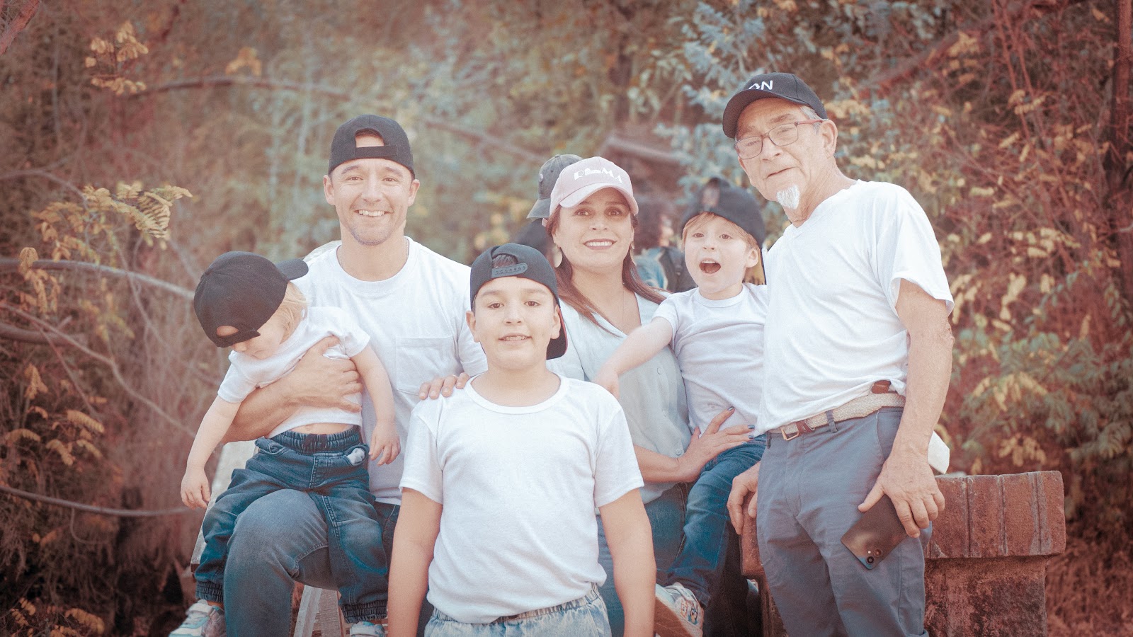 Familia reunida con gorras