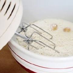 Trộn đều hỗn hợp trứng, bột, sữa và muối trong 1 cái bát to cho đến khi sủi bọt và mịn.