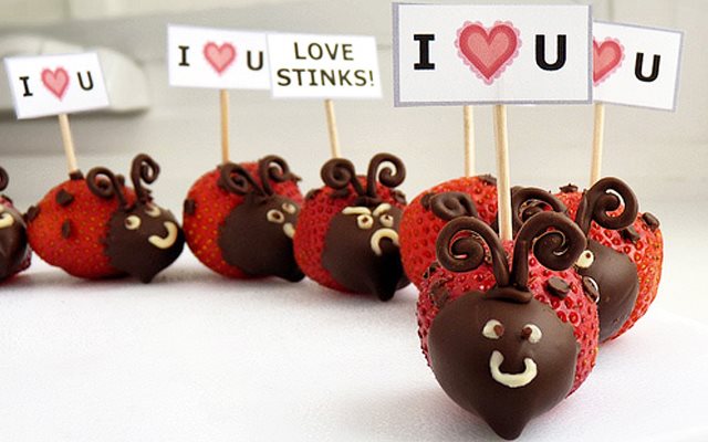 Dâu Tây Nhúng Chocolate Hình Bọ Dừa