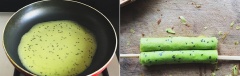Rây bột mì vào trộn đều, tiếp đó cho vừng đen vào trộn chung. Bạn dùng chảo chống dính, múc một muỗng bột đã trộn vào chảo rồi láng thành một lớp mỏng trên bề mặt chảo sau đó bạn mới bật bếp lên và chiên ở lửa nhỏ cho đến khi bánh chín thì lấy ra và dùng đũa để cuộn tròn bánh ngay.