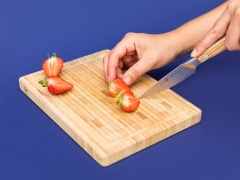 Dâu tây rửa sạch, cho vào máy xay sinh tố, bạn chừa khoảng vài quả lại và cắt nhỏ để trang trí nhé, xay nhuyễn phần dâu tây đã bỏ vào máy xay sinh tố. Vắt lấy nước chanh rồi cho vào cốc.
