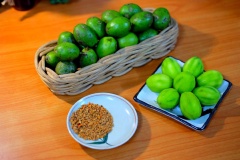 Trái cóc mua về rửa sạch, gọt vỏ, tách đôi hoặc ba, ngâm trong nước đun sôi để nguội có pha thêm chút muối, ngâm cóc khoảng 15 phút. Sau đó vớt ra để ráo nước. Cho 120g đường, 1 chén nước, 50ml nước mắm và 1 muỗng cà phê ớt bột vào nồi đun cho đường tan rồi để nguội.