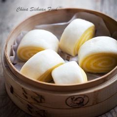 Đặt phần bột màu trắng ở ngoài và tiến hành cuộn bột thành hình thuôn dài, dùng dao cắt bột như thực hiện ở bước trên. Cho vào xửng hấp chín.