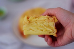 Cho bánh táo hạnh nhân ra khỏi lò, đợi cho những chiếc bánh táo nguội là có thể cắt nhỏ và mời cả nhà măm măm rồi nhé. Bánh táo hạnh nhân nướng nở mềm xốp, vị ngọt dịu thơm hương táo và hạnh nhân rất đặc trứng, hứa hẹn mang đến cho cả nhà món bánh ngọt ngon lành cành đào.