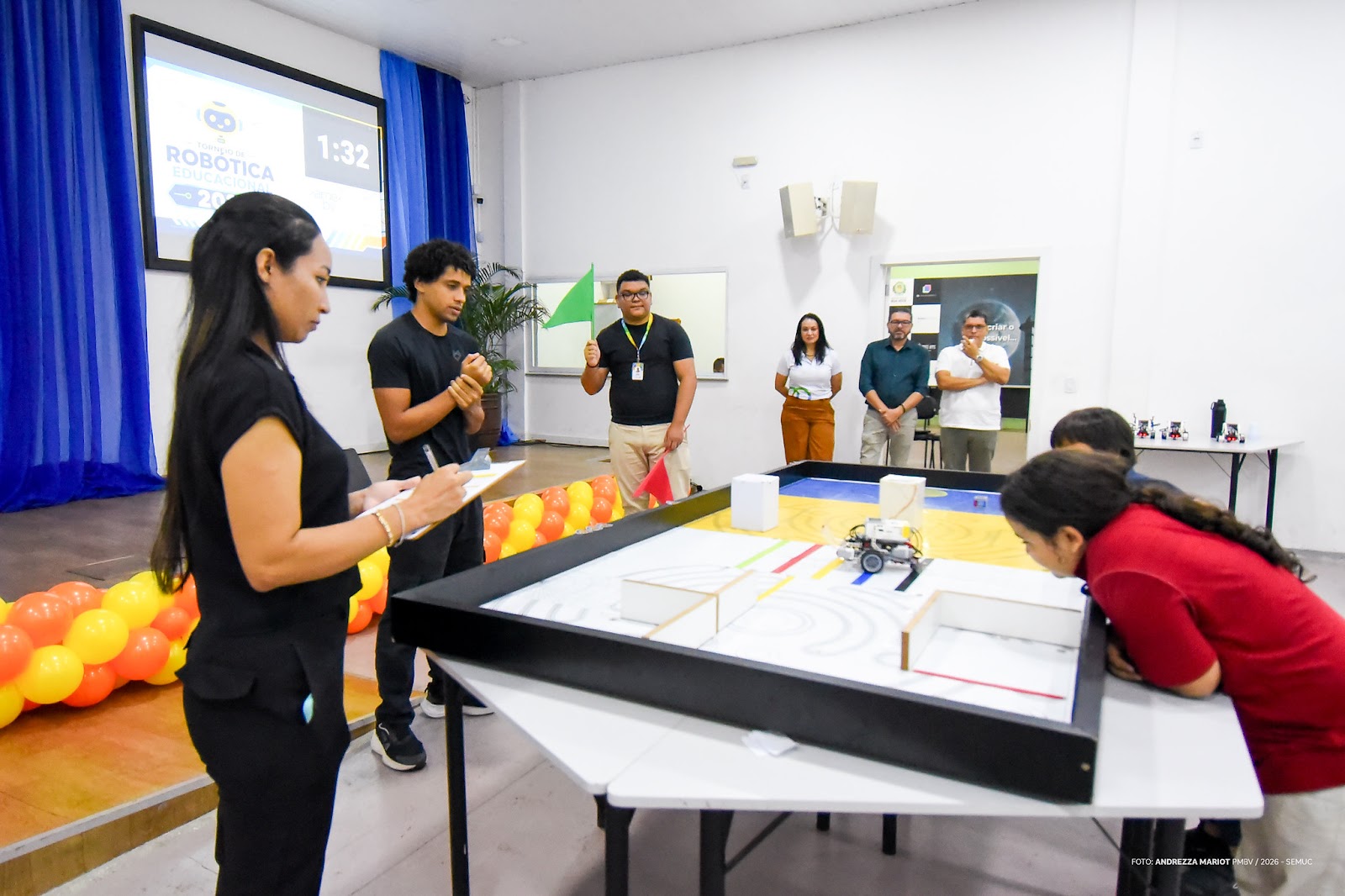 Estudantes recebendo certificado de conclusão no Centro Municipal de Inovação em Roraima