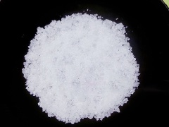 Sử dụng nồi hoặc chảo đáy dày (chất liệu gang càng tốt), cho muối hột xuống đáy nồi, xếp lần lượt sả xé sơi và lá chanh lên trên. Cuối cùng đặt gà lên trên. Đun lửa to để làm nóng nồi rồi hạ nhỏ lửa đun tiếp khoảng 25-30 phút là gà chín.