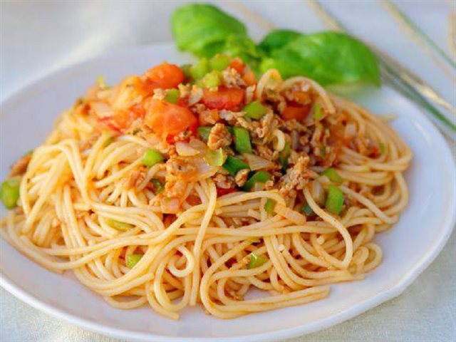 Mì Ý Xào Thịt Băm Cà Chua Và Rau Củ