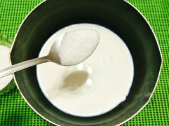 Cho sữa tươi, kem tươi, 60g đường vào nồi và khuấy đều, bật bếp nấu cho sữa nóng già thì tắt bếp. Tiếp theo bạn vớt 10 lá gelatine và vắt cho hết nước sau đó cho gelatine vào nồi sữa, khuấy đều cho gelatine tan hết. Chuẩn bị các hũ đựng panna cotta và đặt nghiêng góc vào các cốc nhỏ, rót hỗn hợp sữa vào 1/2 hũ để cho nguội sau đó đem cất ngăn mát tủ lạnh 1 tiếng cho sữa đông lại.