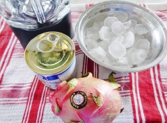 Thanh long gọt bỏ vỏ, cắt miếng nhỏ.