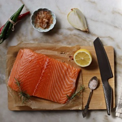Cá hồi rửa sạch, thấm khô nước bỏ da, thái lát mỏng gần 1cm. Hành tây thái nhỏ múi cau. Chanh thái lát, ớt cắ thành những khoanh nhỏ. Trong nồi nhỏ, cho vào 240ml nước tương, 120ml rượu, 360ml nước, 1 muỗng canh đường, 1/2 củ hành tây thái nhỏ, hành lá cắt khúc, tỏi, gừng, tiêu sọ, 10 trái ớt khô, đun sôi lửa lớn rồi hạ nhỏ rửa đun liu riu 15 phút. Tắt bếp, lược qua rây lấy nước, để nguội.