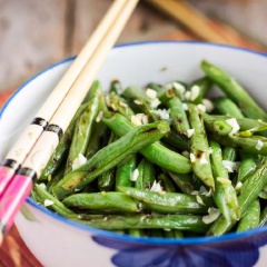 Cho đậu que xào tỏi ra tô, xịt thêm ít tiêu lên mặt và thưởng thức nhé. Cách làm đậu que xào tỏi thật đơn giản đúng không nào? Cùng bắt tay vào làm đậu que xào cho cả nhà ăn ngay bạn nhé!