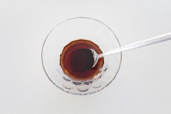 Cho 1 thìa dầu hào vào bát, thêm 1 thìa nước tương, 2 thìa đường, 2 thìa giấm, 1 thìa rượu gạo, 2 thìa nước vào hòa tan. Đổ dầu ớt vào chảo, thêm tỏi băm nhỏ vào xào thơm, tiếp đó cho hành ớt thái nhỏ vào. Thêm nước sốt đã pha vào đun chung. Cuối cùng thêm đậu hũ vào rim chung cho đến khi nước sốt sánh lại thì tắt bếp.