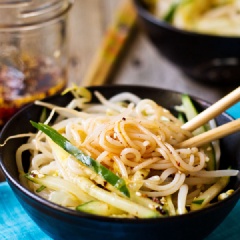 Salad mì trộn sa tế ngon và lạ miệng, được biến tấu theo cách đơn giản. Mì tươi mềm và quyện tất cả gia vị khi trộn, ăn vào rất vừa miệng mà không ngán. Bạn hãy thử làm ngay món mì này vào dịp cuối tuần để thưởng thức xem!