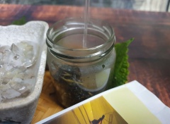 Bây giờ chúng ta ủ trà thôi. Cho nước sôi vào 10gr trà lài rồi ủ 20 phút. Sau đó làm nguội trà bằng cách nhúng ấm trà vào nước đá lạnh đến khi trà nguội hoàn toàn.