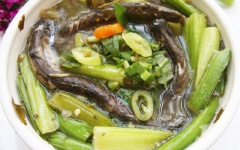 Múc canh ra tô, dùng khi nóng. Bạn có thể ăn cùng với bún hoặc cơm đều được.
